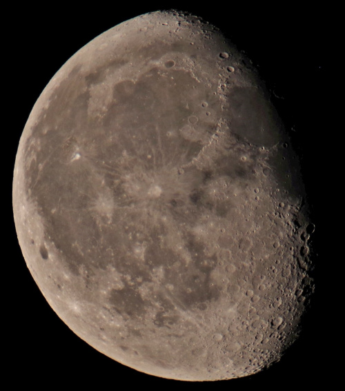 Zdjęcie wykonane przez teleskop Bresser SkyLux 700/70 lustrzanką Pentax K-S1. Zdjęcie zostało przycięte. #teleskop #Bresser #SkyLux #Pentax #KS1 #Moon #Księżyc #astro