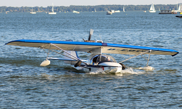 Prywatny samolot, który startuje zanurzony do połowy w wodzie. Jeden z niewielu takich okazów na Świecie