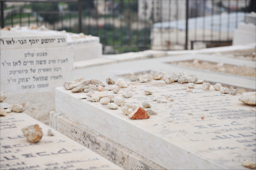 Cmentarz Żydowski (zamiast świec - kładą kamienie)