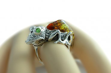 Kameleon pierścionek srebrny z bursztynem - www.silverum.com.pl #kameleon #wisiorek #biżuteria srebrna #stylizacja #bursztyn #zakupy #sklepinternetowy #moda #srebro #Gdańsk #artystyczna biżuteria #wyroby #jubilerskie #wisiorek #pierścionek