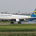 Samolot Ukraińskich Linii Lotniczych z towarem dla Polski.