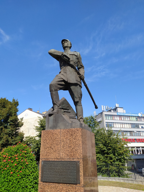 Pomnik Leopolda Lisa-Kuli w Rzeszowie – pomnik jest poświęcony pułkownikowi Leopoldowi Lisowi-Kuli, skautowi, oficerowi Związku Strzeleckiego, Legionów Polskich oraz Wojska Polskiego, bohaterowi walk o niepodległość Polski