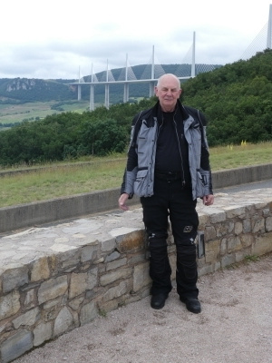 Francja wiadukt Millau z ziemi