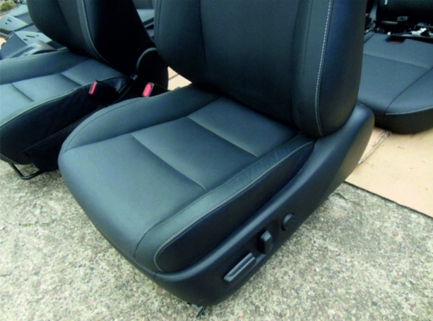 Toyota Klub RAV4 IV wymiana foteli na skórzane