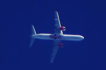 Zdjęcie wykonane przez teleskop Bresser SkyLux 700/70 lustrzanką Pentax K-S1. Crop. #teleskop #Bresser #SkyLux #Pentax #KS1 #Lotnictwo #RNAV #Spotting #ExtremeSpotting