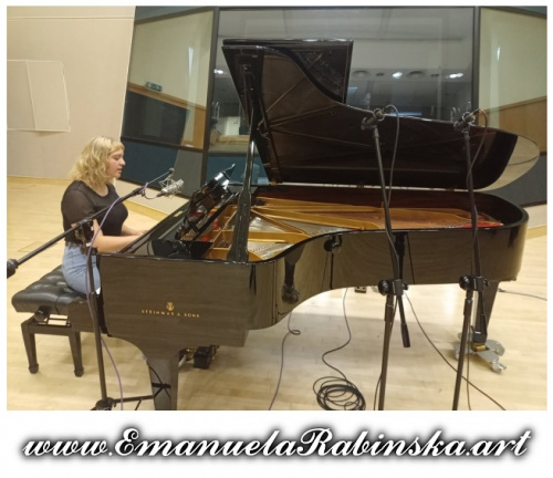 Pianistka Emanuela Rabinska podczas pracy na fortepianie nad akompaniamentem do piosenki Called Angel.